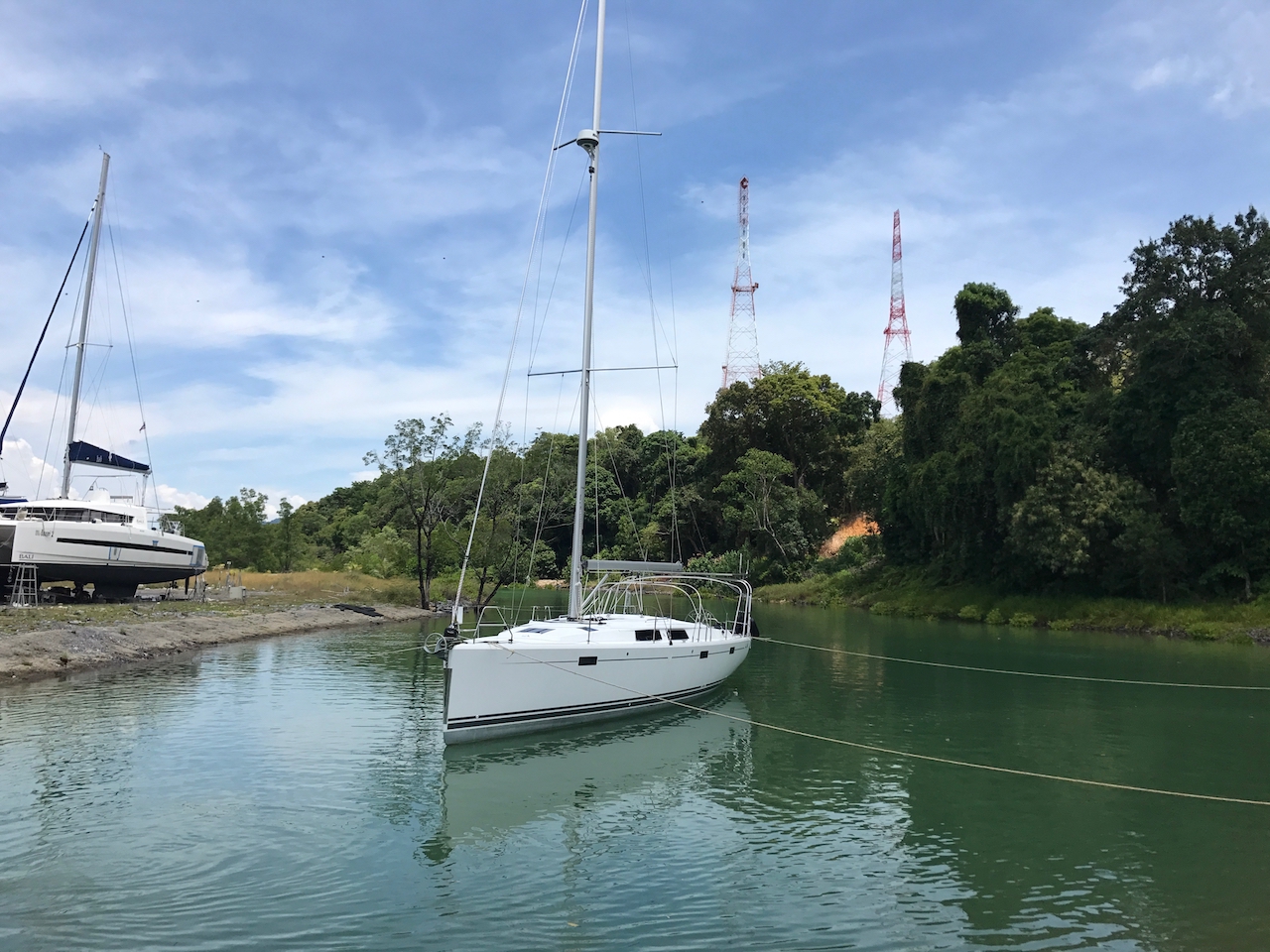 Вытащили лодку в предверии сезона